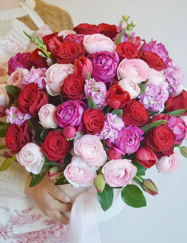 Eleganti composizioni floreali e bouquet personalizzati per ogni occasione speciale.