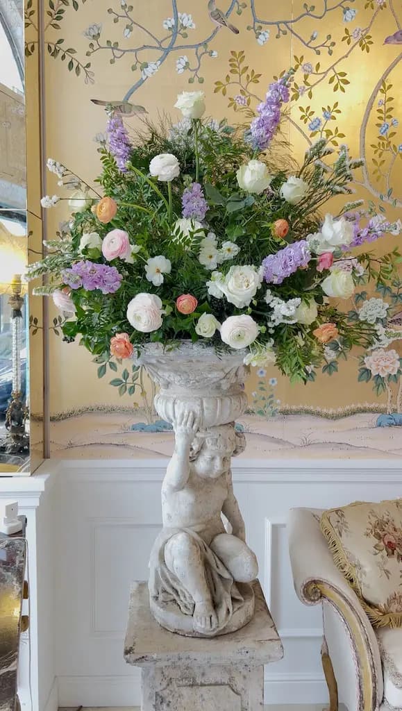 Decorazione floreale su alzata